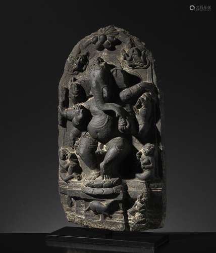 Ganesha Inde du nord-est ca 11° siècle Pierre noire. H. 37 c...