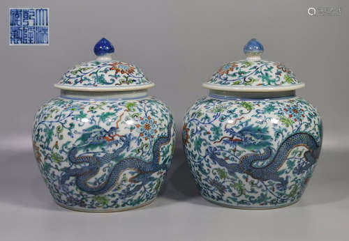 A PORCELAIN LIDDED TEA CONTAINER