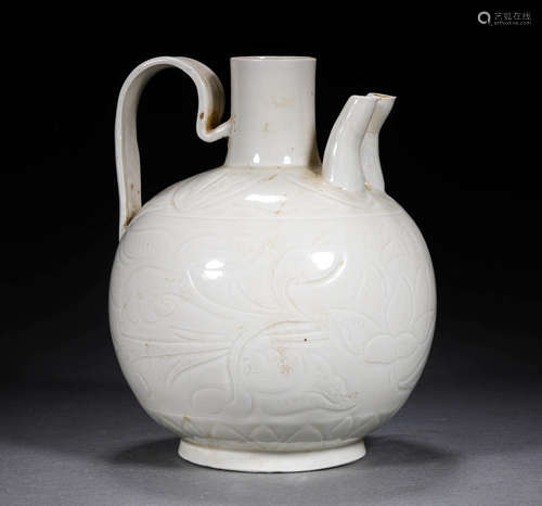 A DING YAO PORCELAIN PITCHER OR POT