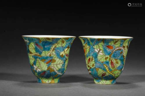 A PAIR OF FAMILLE ROSE PORCELAIN CUPS