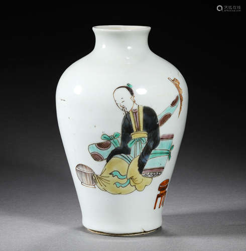 A DECORATIVE PORCELAIN VASE