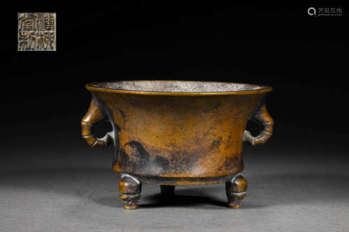 A THREE-LEGGED BRONZE INCENSE HOLDER