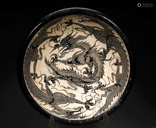 A LARGE CI ZHOU PORCELAIN PLATE