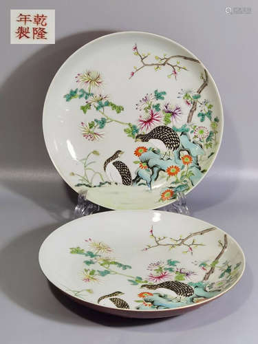 A PAIR OF PORCELAIN PLATES