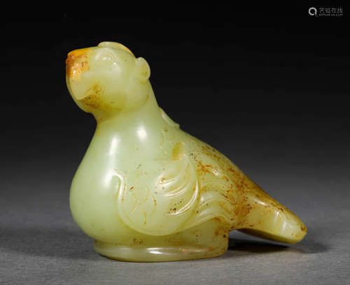 A HETIAN JADE FIGURINE ORNAMENT