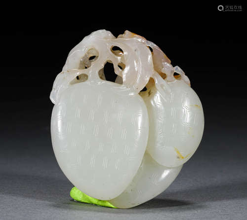 A OLD LOVELY WHITE JADE ORNAMENT