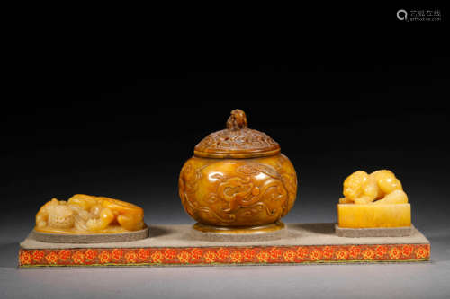 A SET OF TIANHUANG STONE SEALS