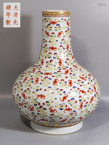 A FAMILLIE ROSE PORCELAIN VASE