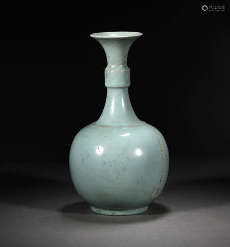 A SONG STYLE RU YAO PORCELAIN LONG-NECKED VASE