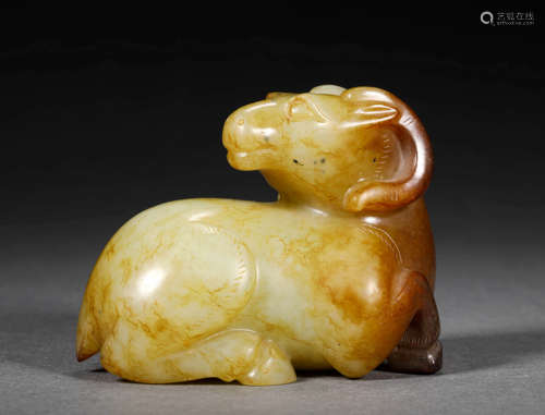 A RESTING RAM FIGURINE ORNAMENT