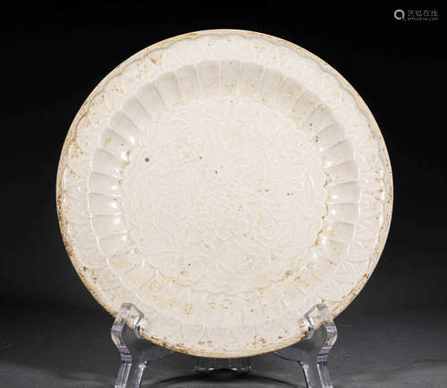 A WHITE GLAZED PORCELAIN PLAT