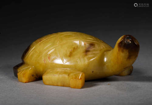 A JADE TURTLE DISPLAY ORNAMENT