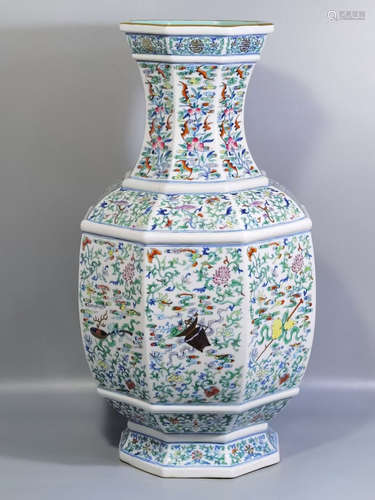 A LARGE OCTAGON SHAPED CHINESE PORCELAIN VASE