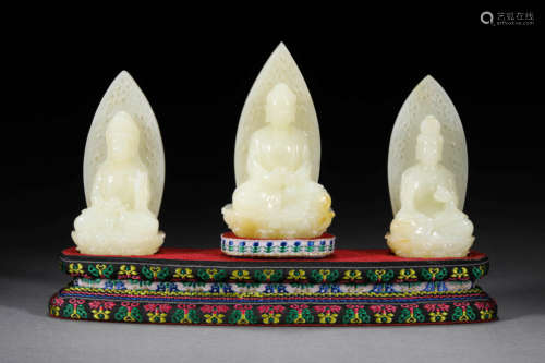 A SET OF 3 JADE SEATED GUANYIN STATUES