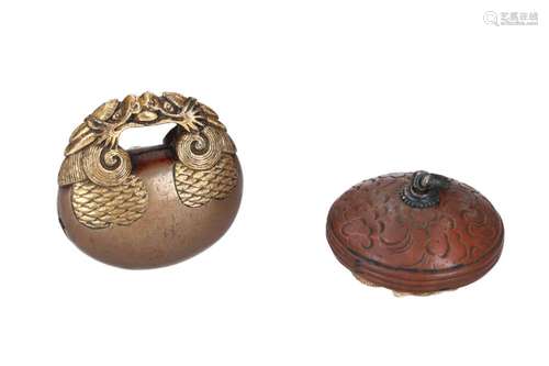 Lot of one netsuke and one manju, 1) gilded copper, mokugyo ...