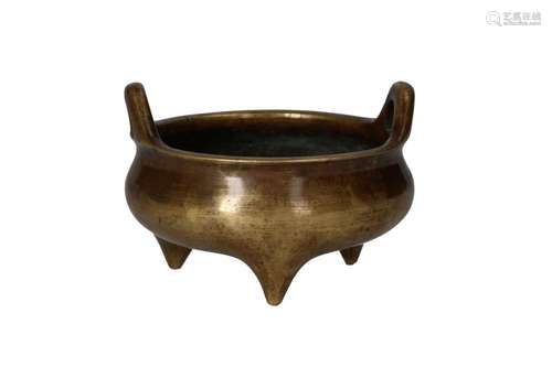 A bronze tripod censer with two handles. Marked with 6-chara...