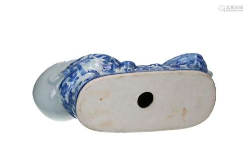 A blue and white porcelain bowl, decorated with a mountainou...