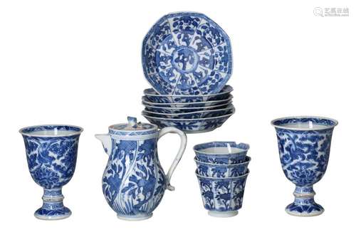 Lot of diverse blue and white porcelain objects, including t...