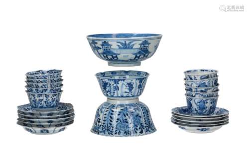 : Lot of blue and white porcelain objects, 1) five cups with...