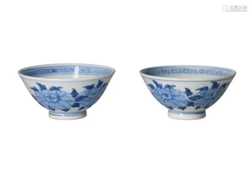 A pair of blue and white porcelain bowls, decorated with flo...