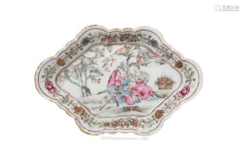 A famille rose porcelain pattipan with scalloped rim, decora...