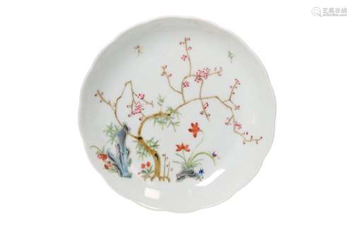 A famille rose porcelain saucer with scalloped rim, decorate...