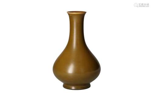 A teadust glazed vase. Unmarked. China, 20th century. H. 21 ...