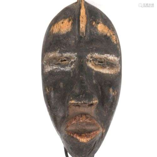 DAN, Côte d'Ivoire. Masque en bois à patine noire, le visage...