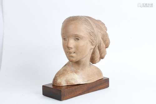 Buste de jeune femme, terre cuite. Socle en bois. 28X33