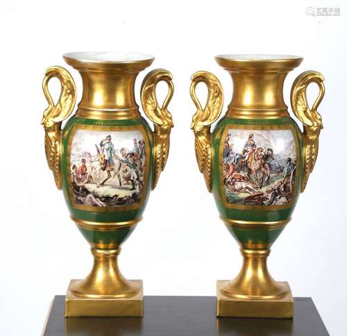 Paire de VASES en porcelaine, anses figurant des cygnes, déc...