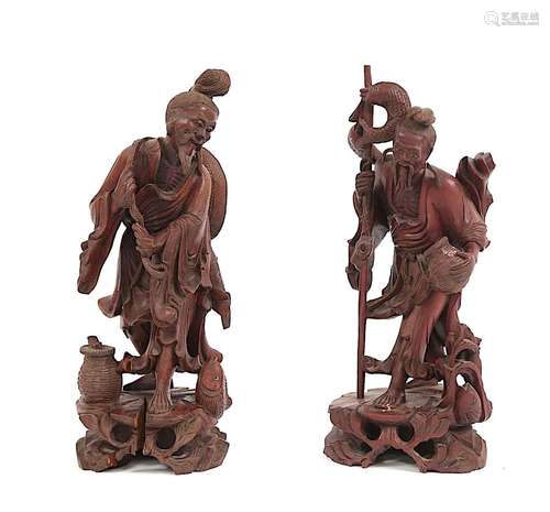 Asie, deux personnages en bois exotique sculpté, ht : 38 cm.