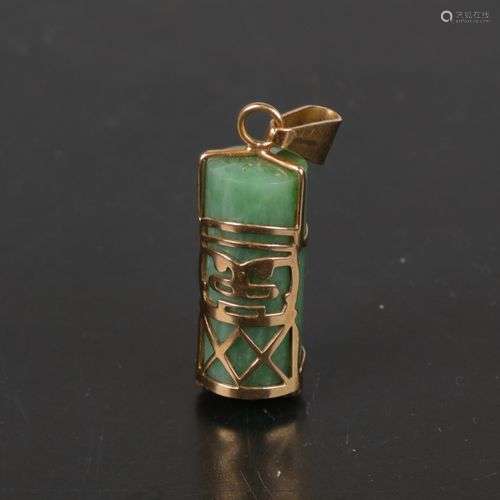 pendentif en jade, monture en or , 22,2X1 cm. poids : 7 g.