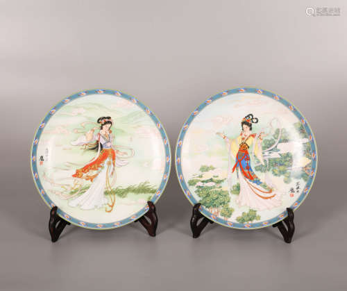 《茶祖宗》、《三譚印月》彩盤 連座 姜學炳製 2件