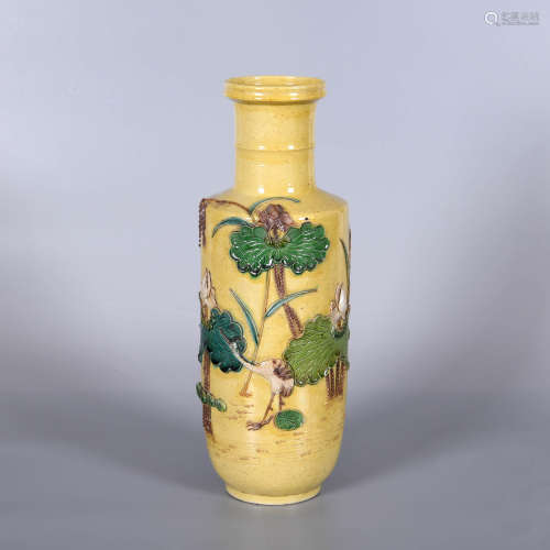 黃釉荷花花瓶