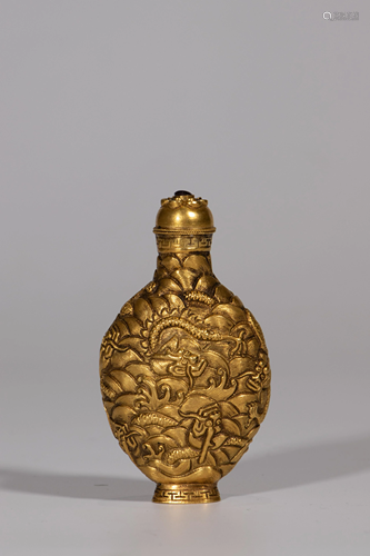 A gilt bronze 'dragon' snuff bottle, H 7,5 cm - Width