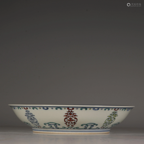 A doucai plate, with Qianlong mark, H 4,3 cm - Dia