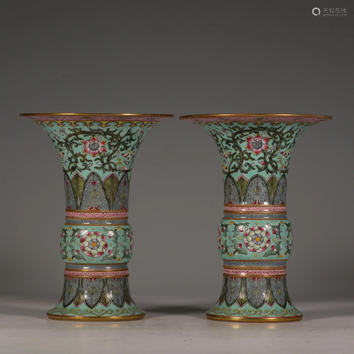 A pair of famille rose and gilt floral pattern flower