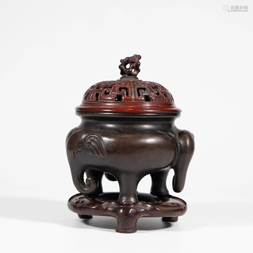 A tripod censer, with Xuande mark, max, Width 14 cm -