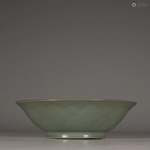 A Longquan celadon Lotus Petal Bowl, , H 5,5 cm - Dia