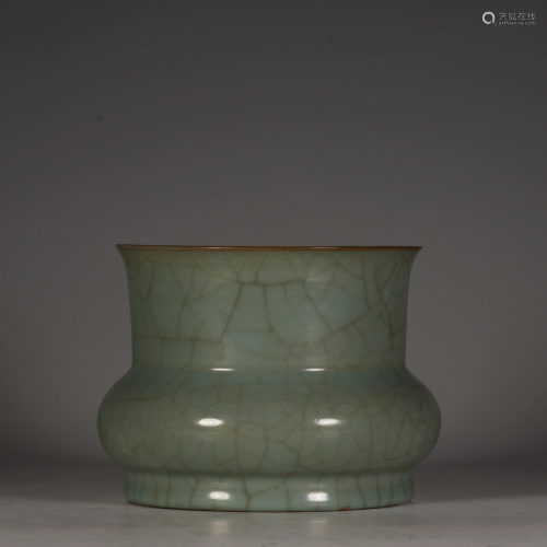 A Celadon glazed pot, , H 13 cm - Dia 15,3 cm -