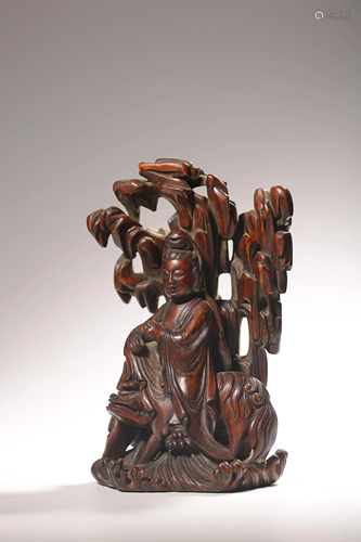 A boxwood carving of seated Guanyin, H 26 cm - Width 13