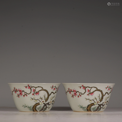 Two famille rose pots, , H 6,6 cm - Top Dia 12,6 cm -