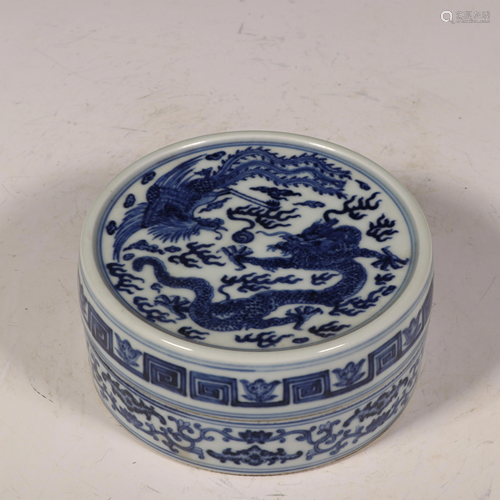 A Blue and white dragon and phoenix seal box, with