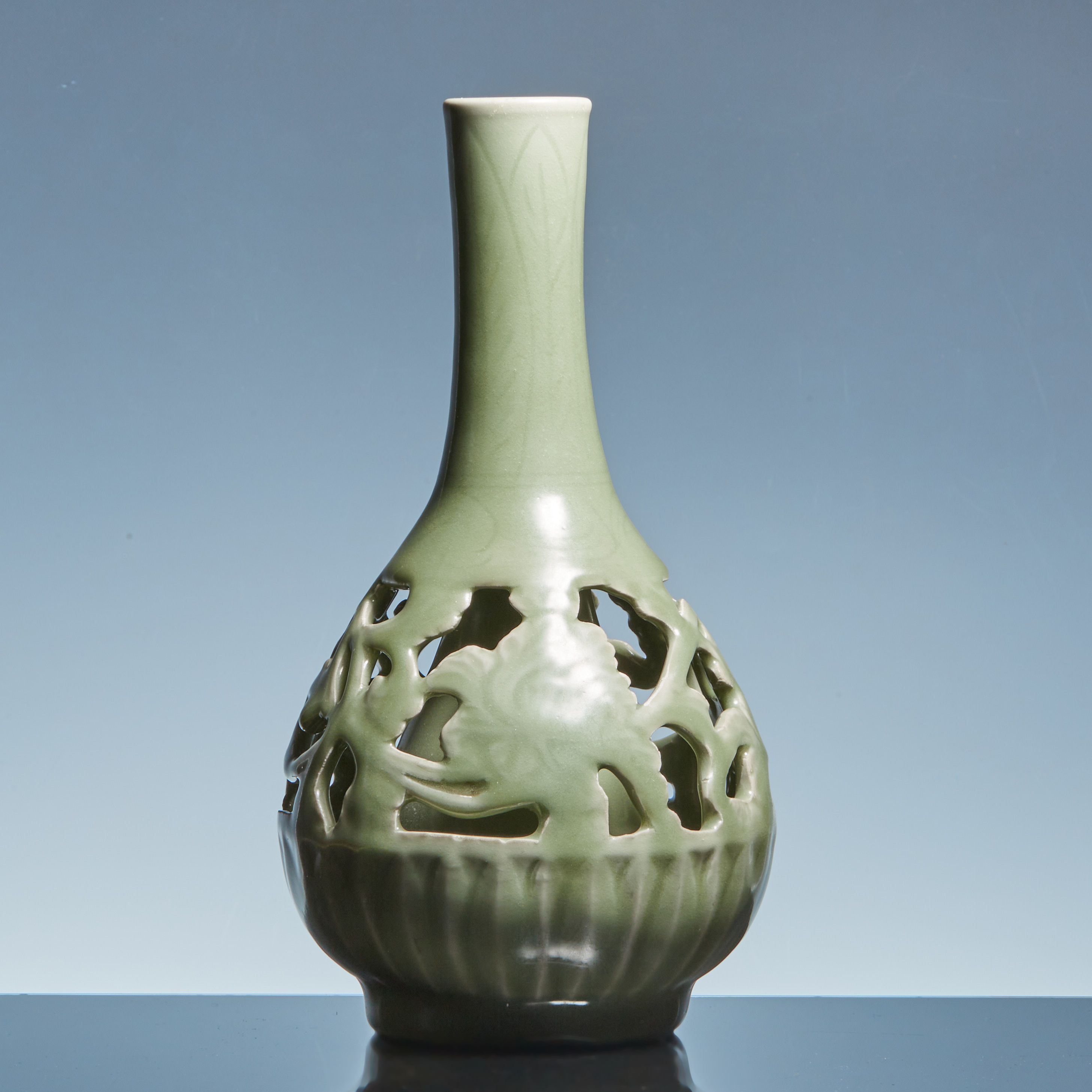 宋代龙泉窑镂花长颈瓶