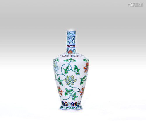 A FINE CHINESE DOUCAI VASE