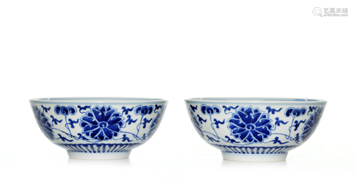 A PAIR OF BLUE AND WHITE LOTUS BOWLS