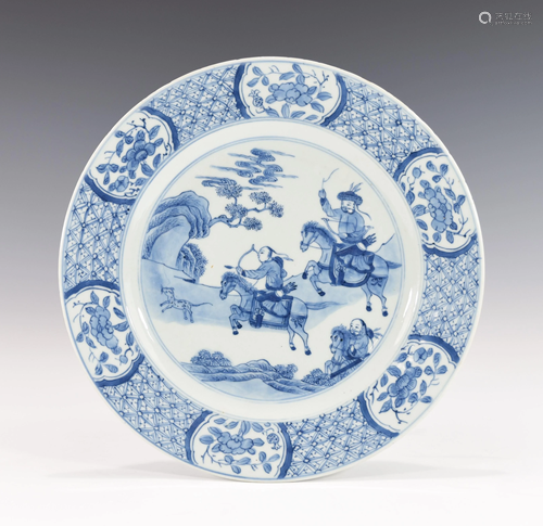 A CHINESE BLUE AND WHITE HUNTING SCENE PLATE