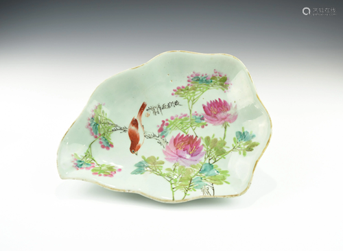 A CHINESE FAMILLE ROSE LARGE PLATE