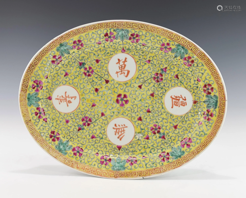 A LARGE CHINESE FAMILLE ROSE OVAL PLATE