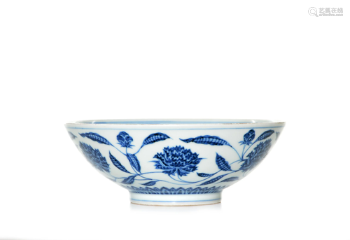 A CHINESE BLUE AND WHITE PORCELAIN BOWL